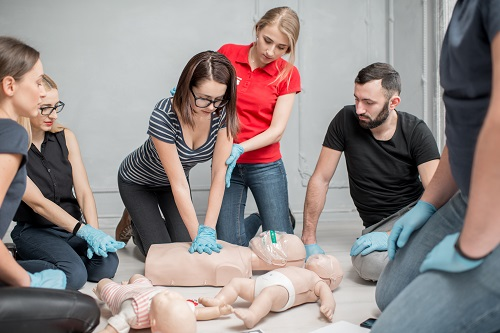 Formation aux premiers secours dispensée par MK Rescue avec exercice pratique sur mannequin.