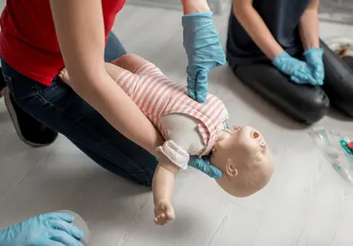 Apprentissage des gestes de premiers secours sur un nourrisson lors d'une formation MK Rescue.