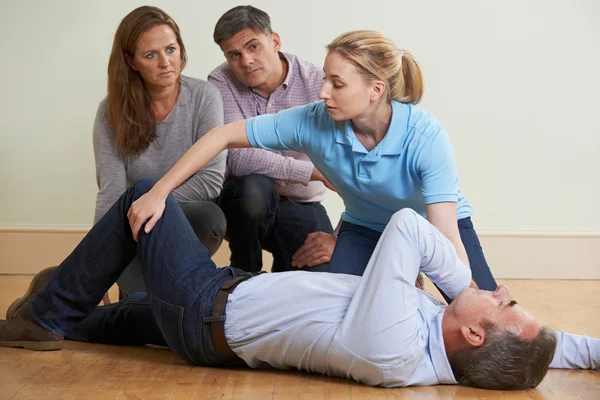 Formation aux premiers secours avec apprentissage de la position latérale de sécurité par MK Rescue.