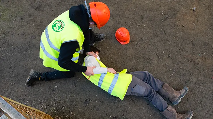 Exercice pratique de prise en charge d'une victime lors d'une formation SST Sauveteur Secouriste du Travail.