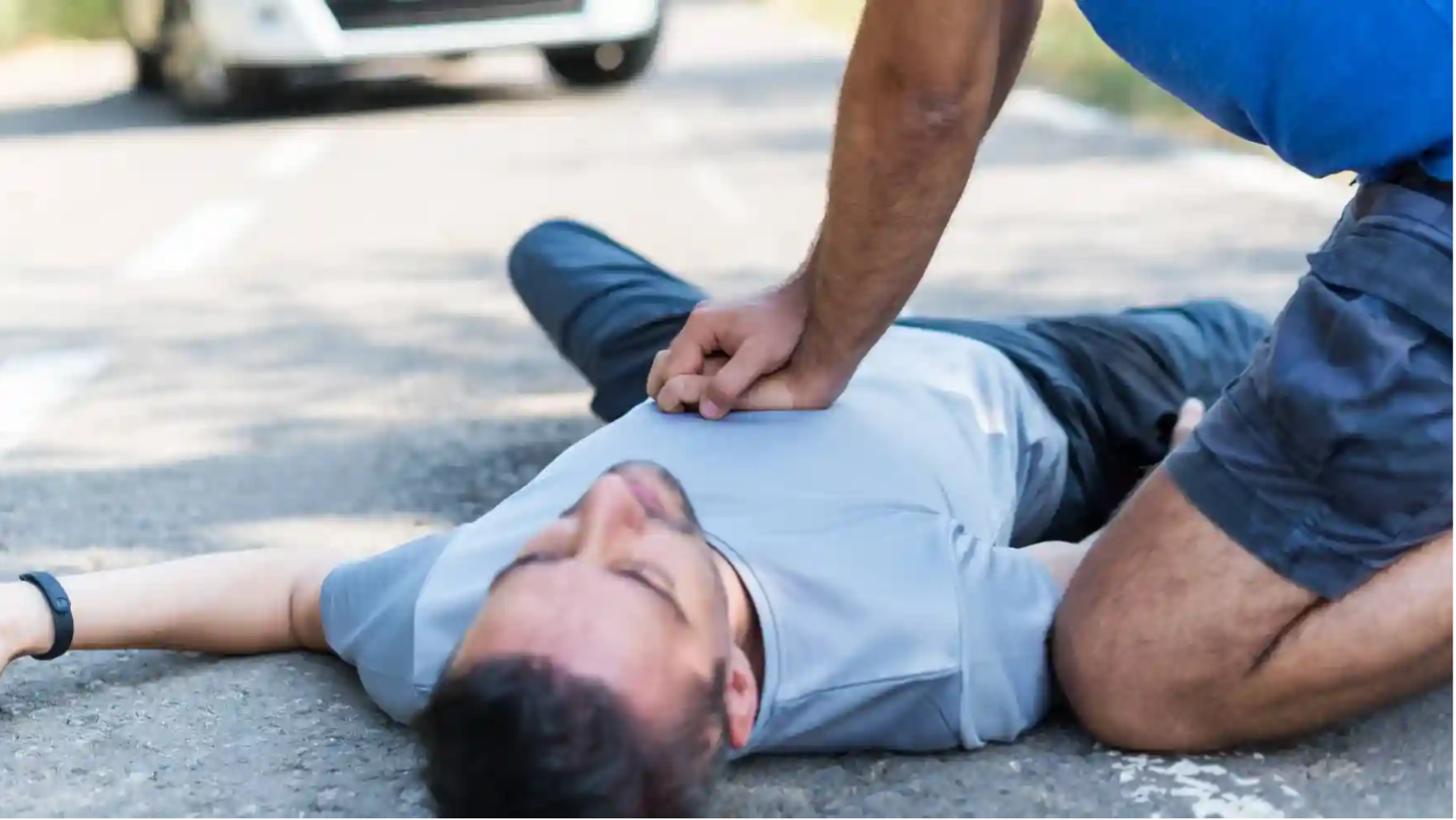 Apprentissage de la réanimation cardio-pulmonaire lors d'une formation Urgence Cardiaque et Défibrillateur (DSA) organisée par MK Rescue.
