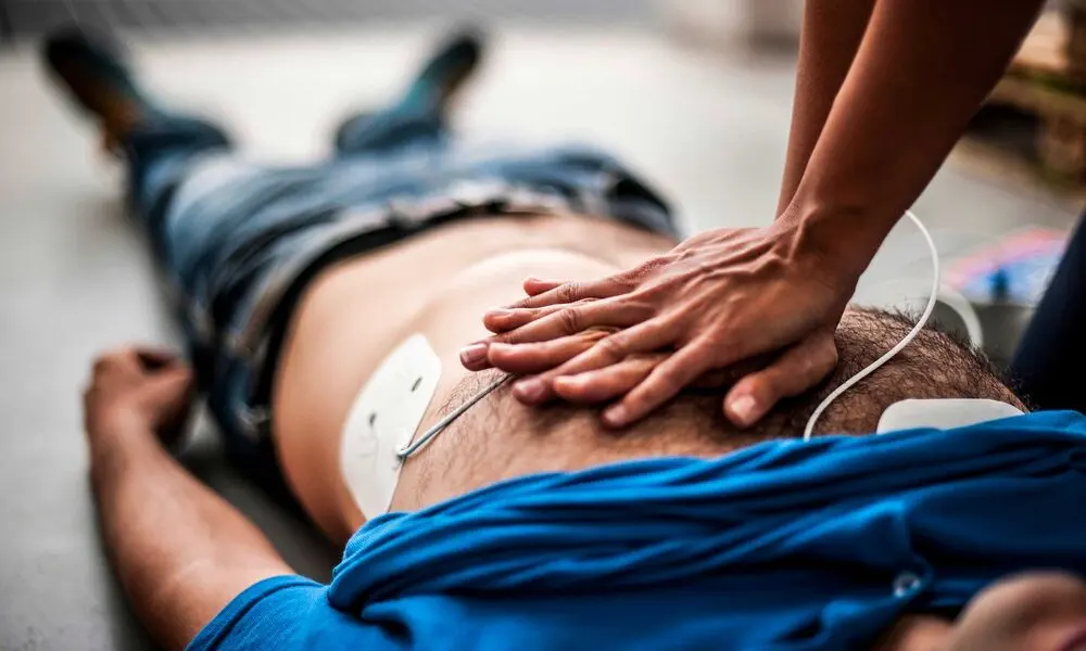 Exercice de réanimation cardio-pulmonaire avec défibrillateur automatisé externe (DAE/DSA) lors d'une formation MK Rescue.